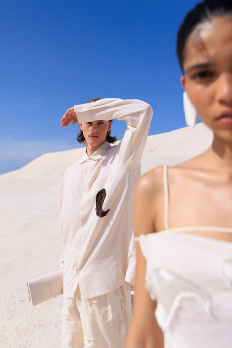 Desfile sentimental de "Le Papier" Jacquemus en las Salinas de Camargue.