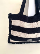 Cargar imagen en el visor de la galería, Tote bag crochet negro
