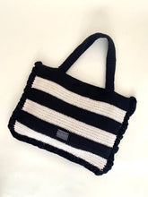 Cargar imagen en el visor de la galería, Tote bag crochet negro
