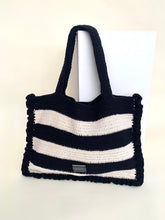 Cargar imagen en el visor de la galería, Tote bag crochet negro
