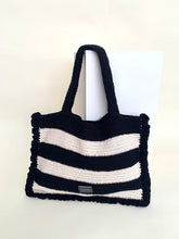 Cargar imagen en el visor de la galería, Tote bag crochet negro
