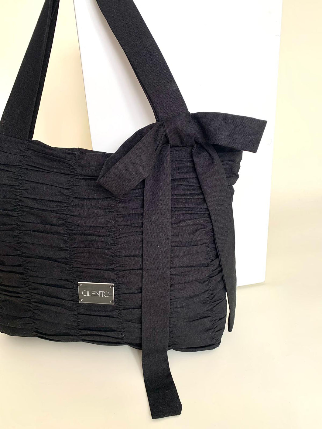 Tote bag drapeada negro