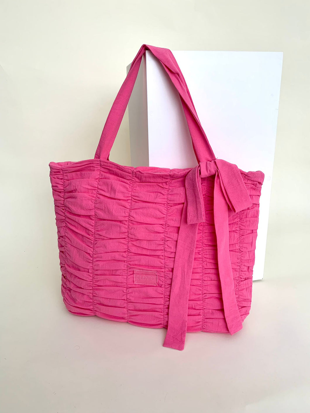 Tote bag drapeada chicle